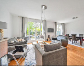 Beautiful 3 bdr apartment with garden close to Champs-Elysées